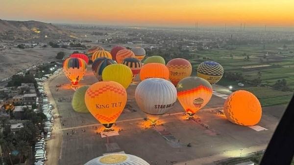 في اليوم العالمي للسياحة .. 30 بالوناً طائراً تحلّق فوق الأقصر وعلى متنها 850 سائحًا.. شاهد