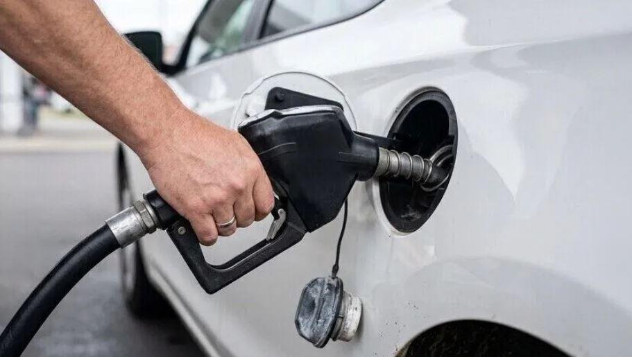 أمريكا.. سعر جالون البنزين يتج...
