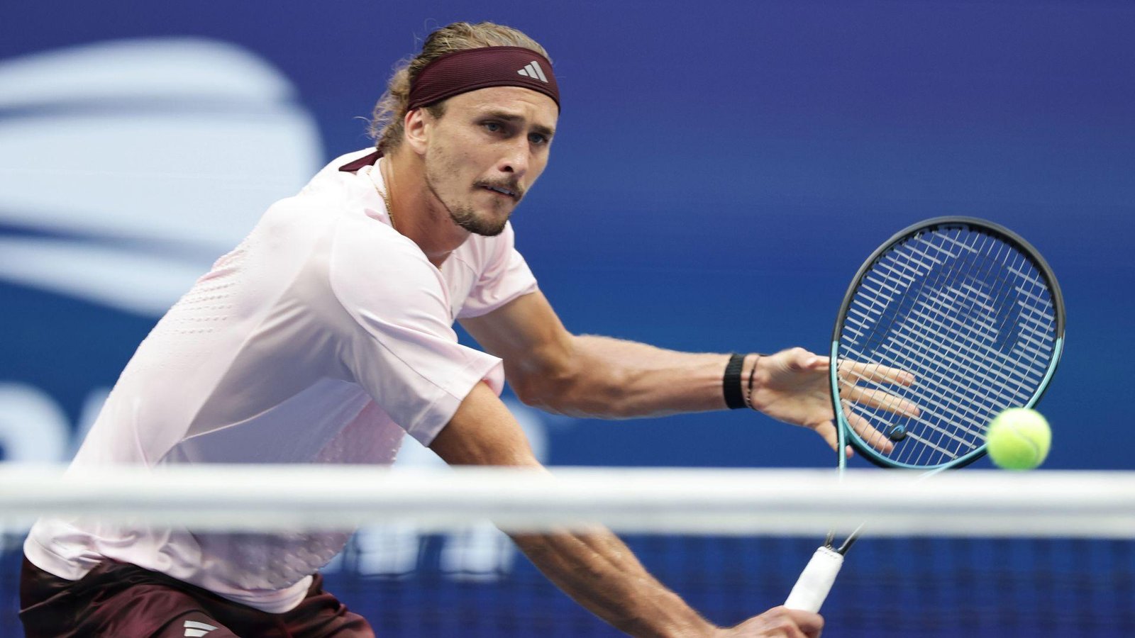 US Open LIVE! Top seed Zverev moves one set away from victory over Shelton