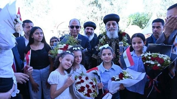 ضيافة الأديرة.. البابا تواضروس يدعو محافظ المنيا والقيادات لتناول فول وشاي في البهنسا