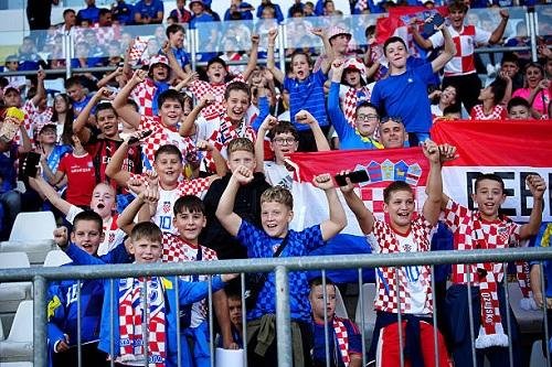 كرواتيا تتسلح بأطفالها لتفادي عقوبة منع الجماهير أمام إنجلترا