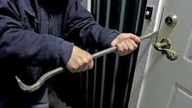 ضبط عاطل سرق هاتفين من شقة سكنية بأسوان بعد تداول فيديو الواقعة