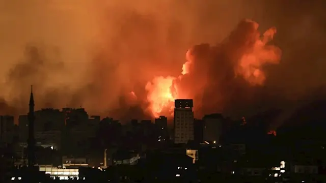 تزامنا مع عمليات نسف.. جيش الاحتلال يستهدف حي الشيخ رضوان بمدينة غزة