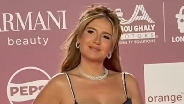 بفستان أسود قصير .. هنا شيحة تخطف الأنظار في خامس يوم بمهرجان الجونة | شاهد