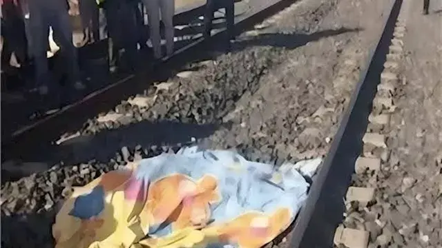بسبب عبورها الخاطىء.. قطار ينه...