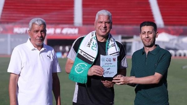 بعد الفوز 4-2.. الاتحاد المصراتي يهدي وائل جمعة درع النادي