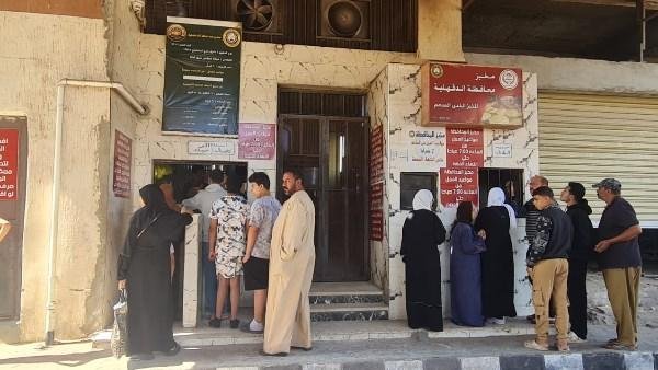 محافظ الدقهلية يتابع سير العمل بمنافذ بيع الخبز المدعم