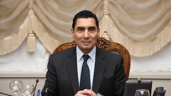 بعد ضربه لها بإنجلترا.. وزير الرياضة يوجه بوقف مدرب زينة فاروق لاعبة تنس الطاولة
