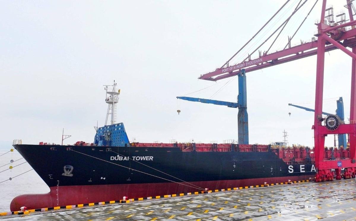 Chinese container ship sets of...