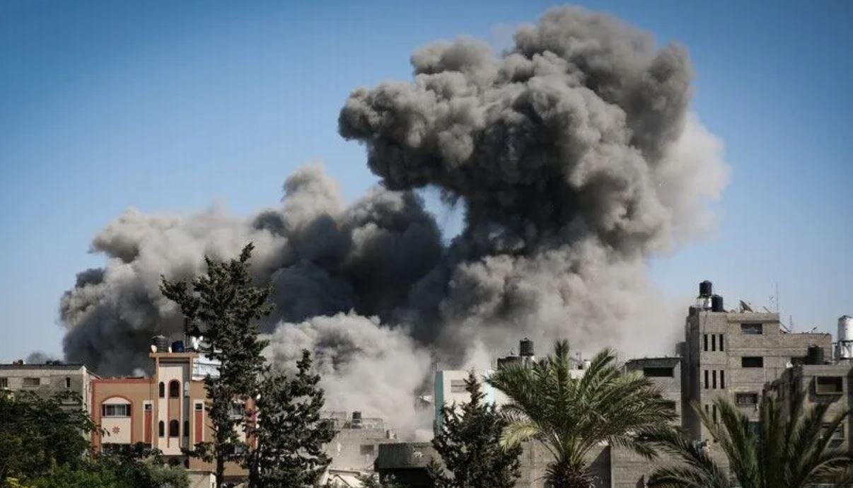 الجيش الإسرائيلي يشن غارات على غزة بدعوى تفجير عبوة ناسفة بإحدى آلياته