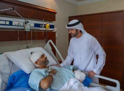 وزير الدفاع الإماراتي يزور طيار «فلاي دبي» المصاب ويقبل رأسه