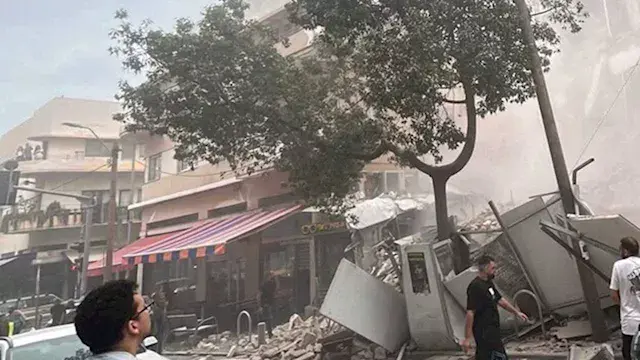 صور| انهيار مبنى في تل أبيب وتواصل أعمال البحث عن مفقودين محتملين