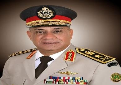 وزير الدفاع ينيب قادة الجيوش الميدانية والمناطق العسكرية لوضع أكاليل الزهور احتفالا بذكرى انتصارات أكتوبر