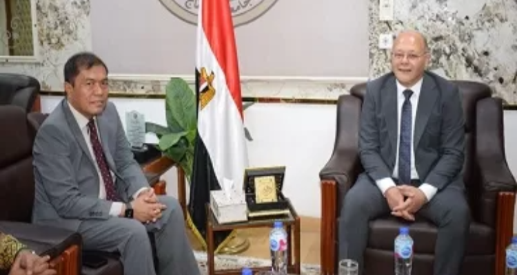 رئيس جامعة سوهاج يؤكد أهمية التبادل الثقافي مع إندونيسيا خلال لقائه بنائب السفير