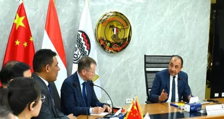 وزير قطاع الأعمال يبحث مع وفد صيني فرص الشراكة والاستثمار في الغزل والنسيج