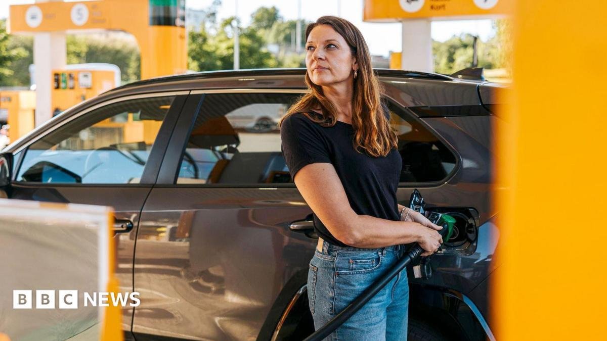 UK petrol prices hit highest l...