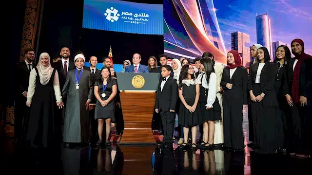 الرئيس السيسي يطلب من النوابغ المصرية البقاء بجانبه خلال كلمته بمنتدى مصر -(صور)