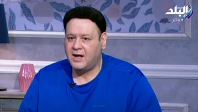 عمرو يسري يودع والدته الراحلة عن بُعد برسالة مؤثرة: حضرت دفنتها لايف