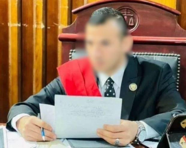 وقف نظر محاكمة القاضي المزيف ل...
