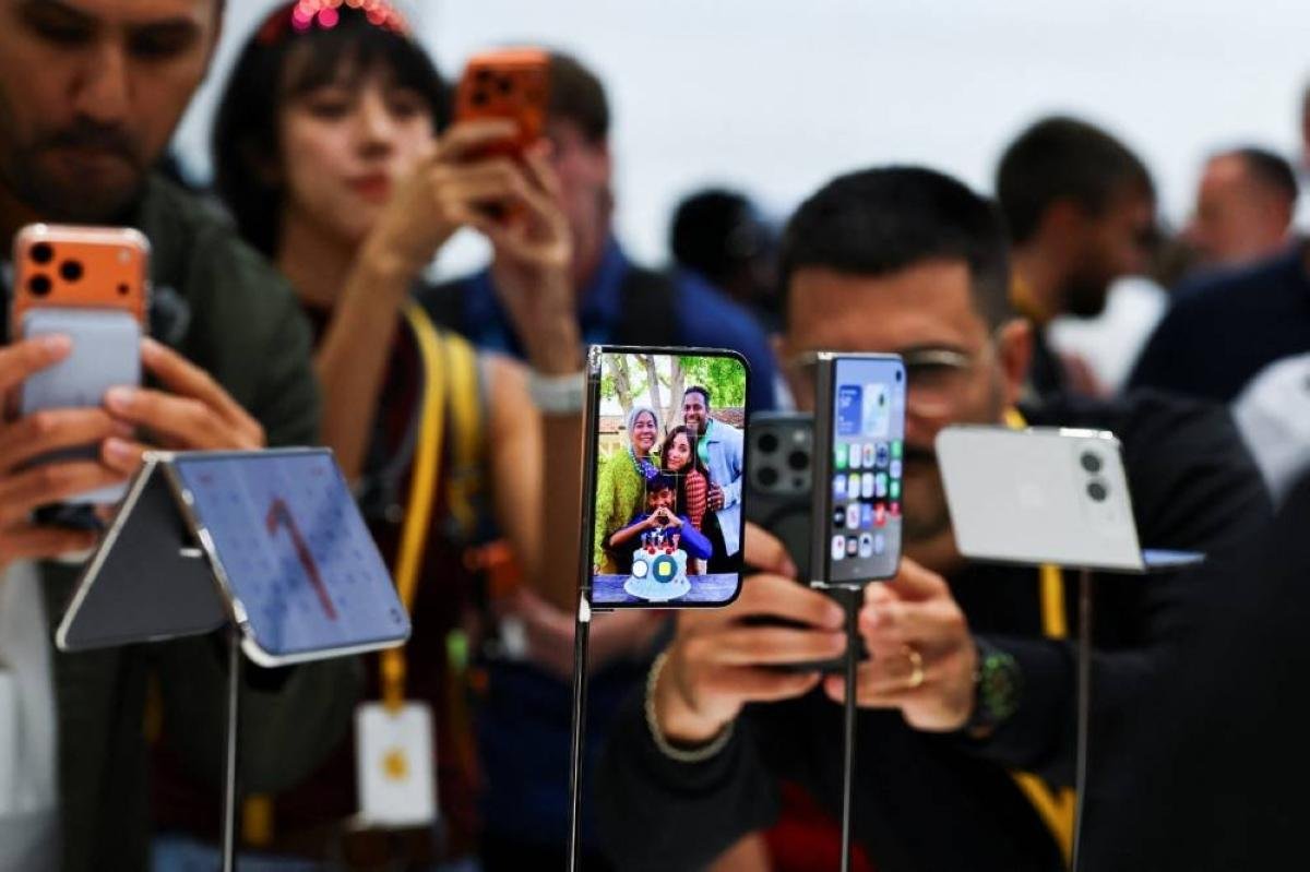 Apple debuts passport-shaped f...