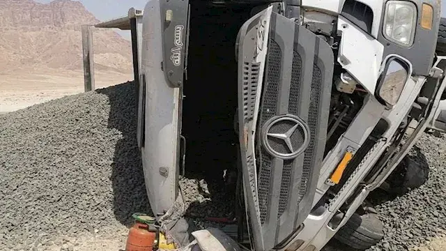 محملة بمواد محجرية.. إصابة شخص...