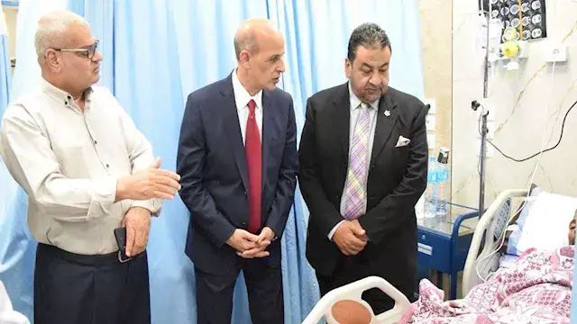رئيس جامعة بني سويف يزور والد...