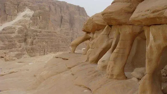 جبال بيضاء وكهوف غامضة.. أسرار...