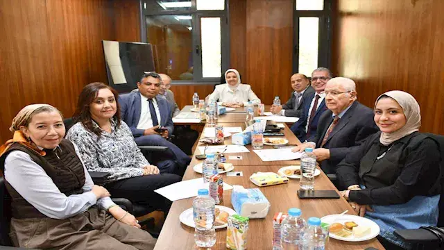 جامعة عين شمس تناقش الاستعداد لبدء تقديم الخدمات للباحثين بمركز النانو تكنولوجي