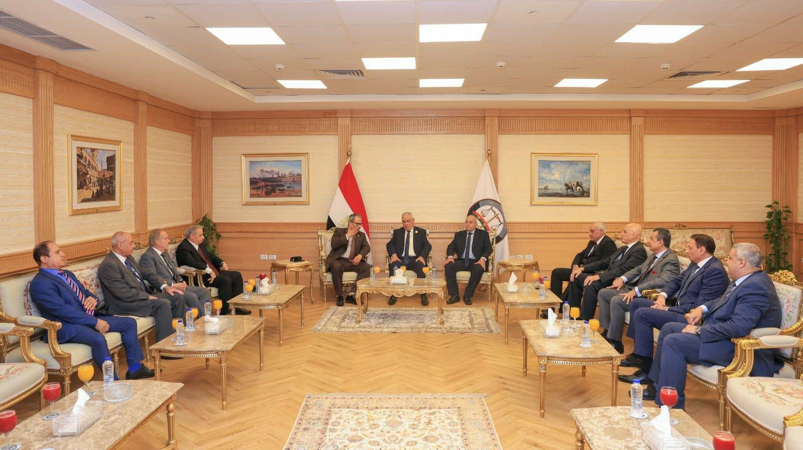 النائب العام يبحث مع رئيسي مجلس رؤساء الاستئناف ونادي القضاة تعزيز وحدة الأسرة القضائية