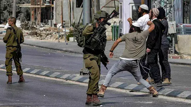 طعن وتحطيم مركبات.. مستوطنون يعتدون على فلسطينيين في الضفة الغربية