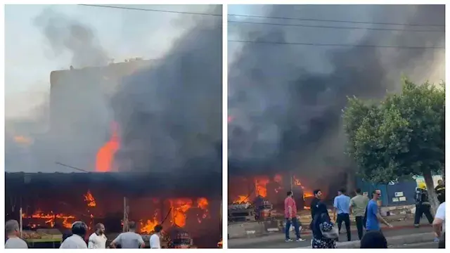 حريق هائل داخل منفذ لبيع الأغذ...