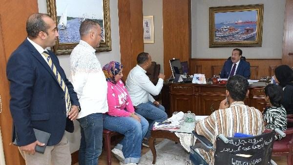 استجابةً لاستغاثة عامل.. محافظ بورسعيد يتدخل لمنحه كامل حقوقه بعد إصابته أثناء العمل