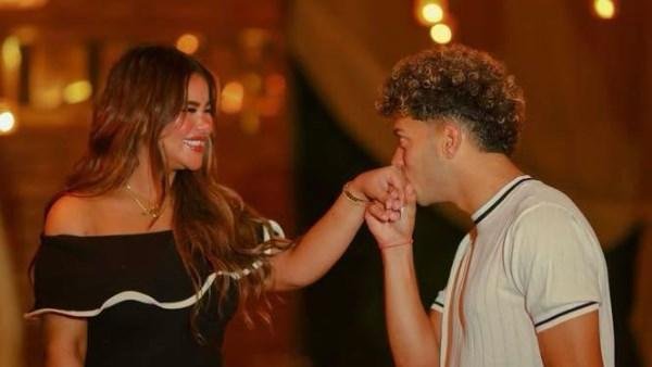 إمام عاشور يحتفل بعيد ميلاد زوجته فى لحظات رومانسية