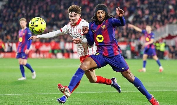 مانشستر يونايتد يجدد اهتمامه بضم جول كوندي من برشلونة