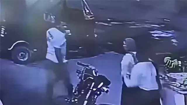 في وسط الشارع.. فيديو متداول ل...