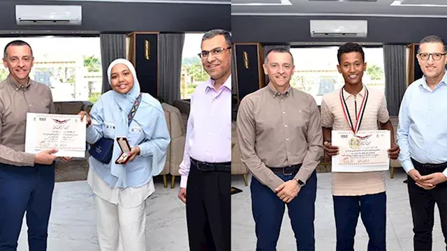 محافظ أسوان يكرم صاحب برونزية...