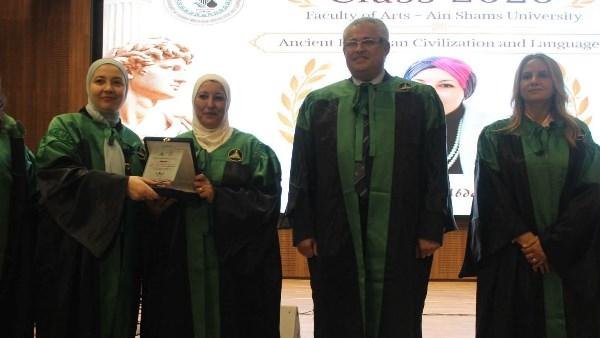 نائب رئيس جامعة عين شمس يشهد حفل تخرج دفعة جديدة من قسم اللغات الأوروبية بكلية الآداب