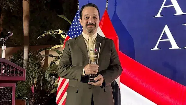السفارة الأمريكية تكرم أحمد عصمت بجائزة الحريات الرقمية والتربية الإعلامية
