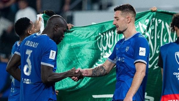 اليوم| صراع الصدارة يشتعل في الدوري السعودي.. الهلال يطارد القادسية والأهلي يستهدف الاقتراب من القمة
