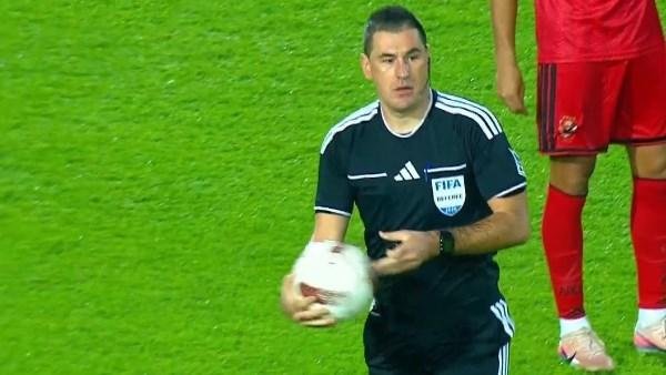 واقعة مفاجئة في قمة الأهلي والزمالك.. الحكم يوقف المباراة بعد ثوانٍ من انطلاقها