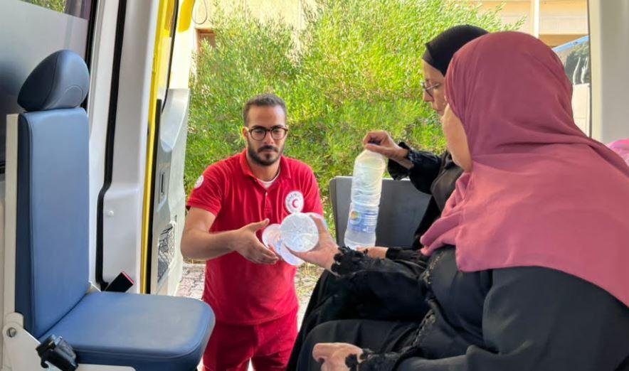 الهلال الأحمر يواصل خدماته الإنسانية على معبر رفح مستقبلًا الدفعة 94 من الجرحى والمصابين الفلسطينيين ويودع المتعافين