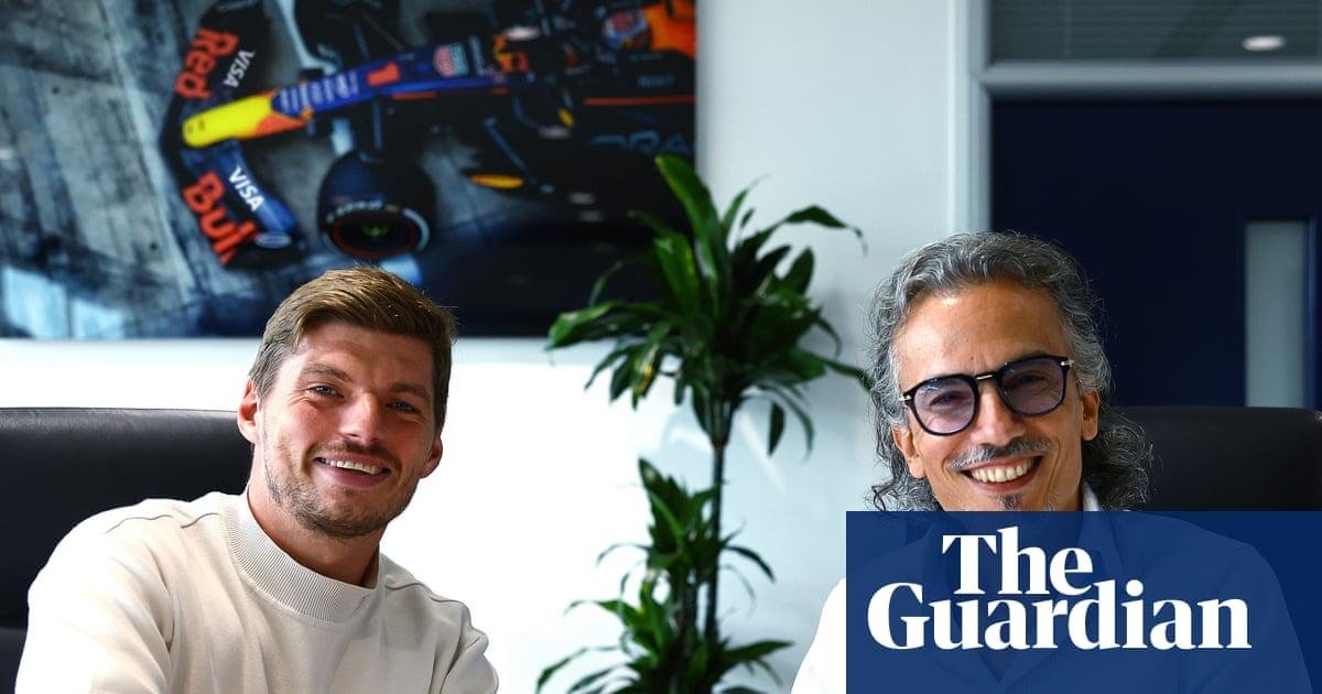 Max Verstappen signs new Red B...