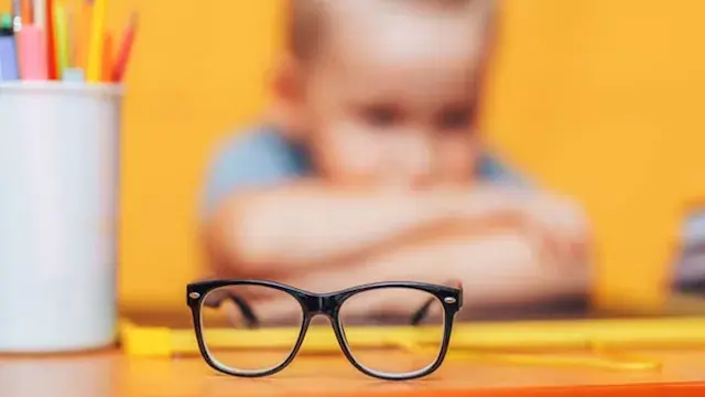 5 عوامل قد تهدد نظر الأطفال.. ليس الهاتف وحده السبب