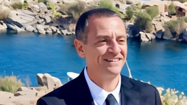 طفلة تقود سيارة النظافة بكوم أ...