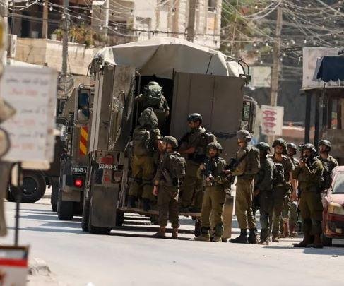 قوات الاحتلال تحتجز فلسطينيين بينهم نساء وأطفال غربي بيت لحم