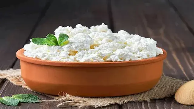 الجبن القريش أم البيض.. أيهما...