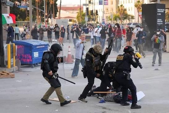 موظفو الحكومة في ولاية كاليفورنيا الأمريكية ينظمون إضرابا لمدة يوم