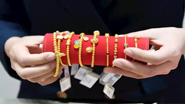 ما أسباب تراجع سعر الذهب وهل ي...