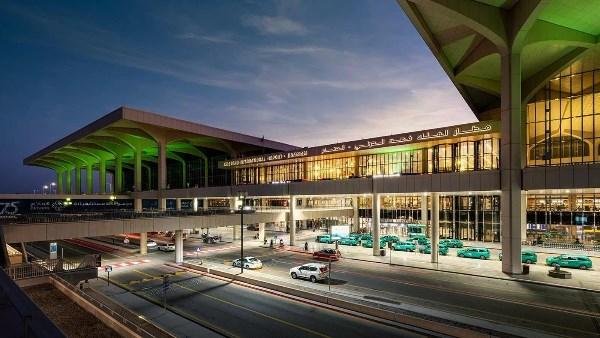 السعودية.. ارتفاع ضحايا العدوان على مطار الملك فهد الدولي إلى حالتي وفاة