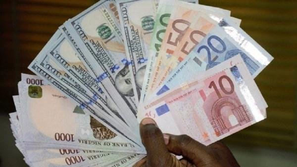 اليورو يتجه إلى خسارة أسبوعية خامسة رغم تراجع ضغوط البيع